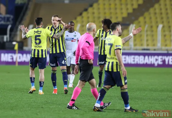 Aksine Sahada Bir Karmaşa Var. Kimin Nerede Oynadığı Belli Olmadığı Gibi. Aynı Zamanda Toplu Ve Topsuz Tempo Yapıp, Sahayı Yeri Geldiği Daraltıp Yeri Geldiğinde...