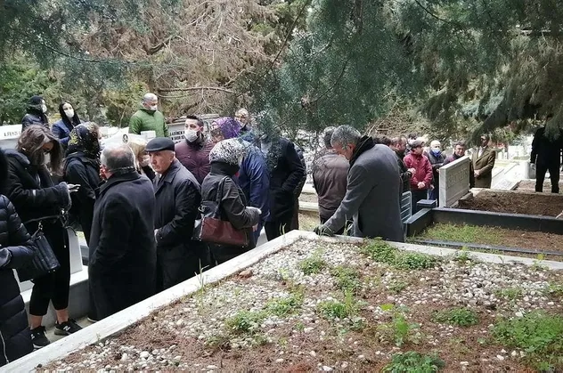Koronavirüsten ölen kişi olduğu iddia edilen eczacı İhsan Giray toprağa verildi! Cenazede dikkat çeken görüntü