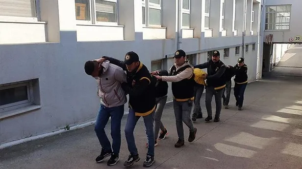 deprem-bolgesinde-kendisini-doktor-oldugunu-soyleyerek-dolandiricilik-yapan-elektrikci-tutuklandi-1676718623436.jpeg Deprem bölgesinde doktor olduğunu söyleyerek dolandırıcılık yapan elektrikçi tutuklandı-5