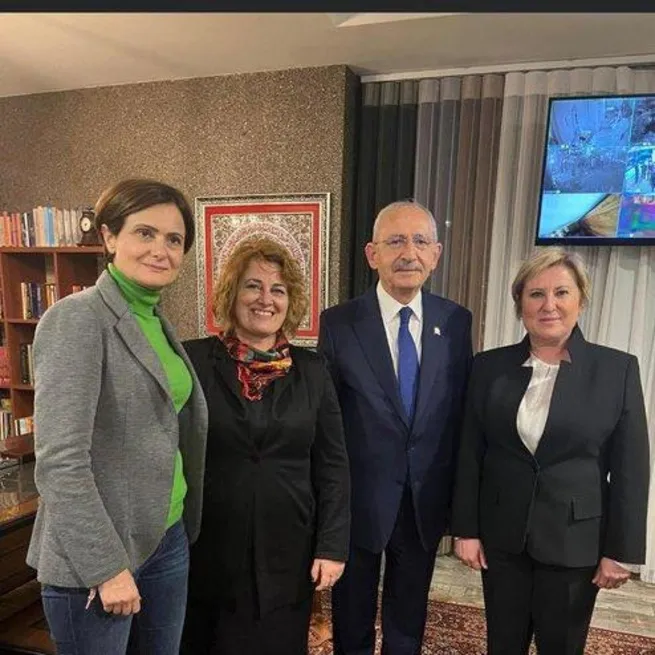 7li koalisyonun adayı CHPli Kemal Kılıçdaroğlundan FETÖ elebaşı Gülen ile aynı poz: Seccadeye ayakkabılarıyla ters bastı!