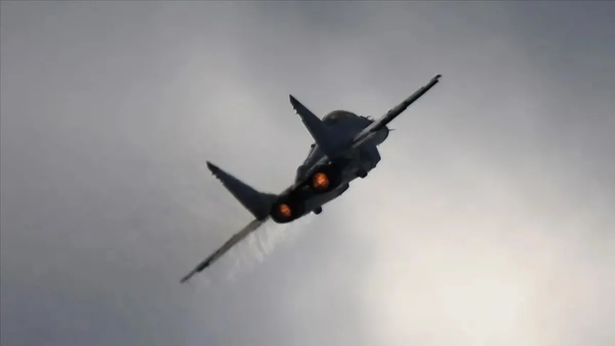 Rusya'da bir savaş uçağı eğitim sırasında düştü: Pilot paraşütle atlayarak kurtuldu