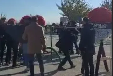 Son dakika: Şehit Emre Taşkın'ın Malatya'daki cenaze töreninde CHP'ye tepki! Şehit yakını "Kaldırın bunu" diyerek çelengi parçaladı!