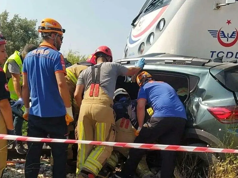 İzmir'de feci kaza! Hemzemin geçitte yolcu treni otomobile çarptı aynı aileden 3 kişi öldü-5