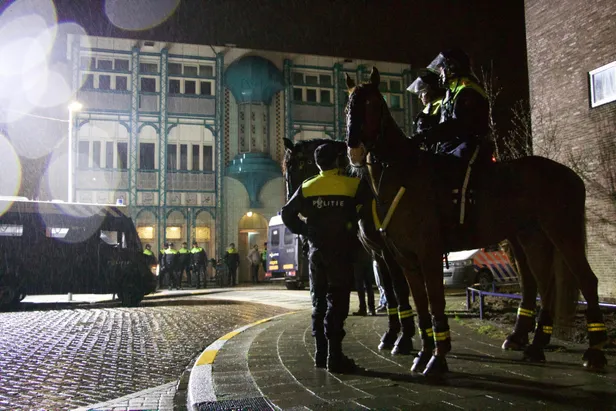 Hollanda'da skandal! Cami önünde İslam karşıtı gösteri-5