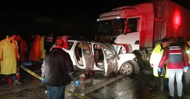 Balıkesir'de feci kaza: Otomobil ile TIR kafa kafaya çarpıştı! 3 kişi yaşamını yitirdi