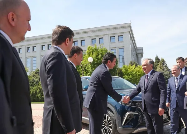 Özbekistan Cumhurbaşkanı Mirziyoyev Togg'u teslim aldı! Başkan Recep Tayyip Erdoğan'dan "hayırlı olsun" mesajı-2