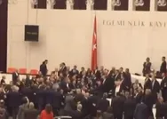 Son dakika: CHPli Engin Özkoçun Erdoğana hakareti sonrası Mecliste kavga çıktı