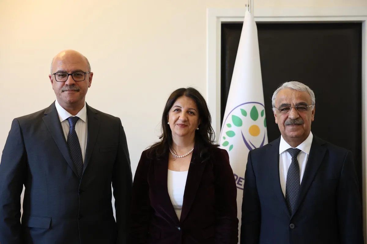 dem-parti-heyeti-imrali-yolunda-cerceve-yasa-cantada-1784544684411.jpg DEM Parti heyeti İmralı'ya gitti... Çerçeve yasa çantada! İmralı'dan yine taş-2