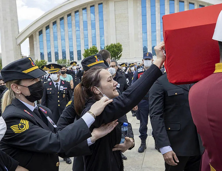 Şehit eşinden yürek yakan veda: Ne olur...