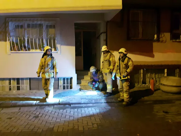 İstanbul'da hareketli gece! Doğalgaz kutusundan çıkan duman panik yarattı-1