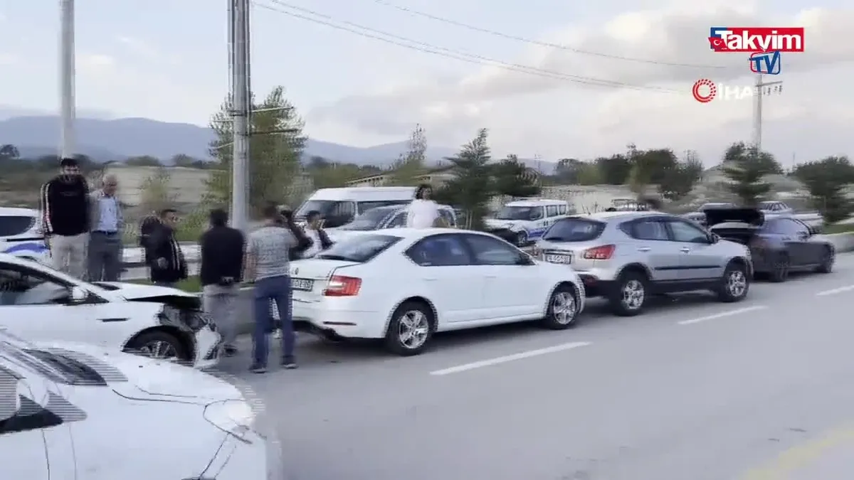 Zincirleme kazada 4 araç birbirine girdi