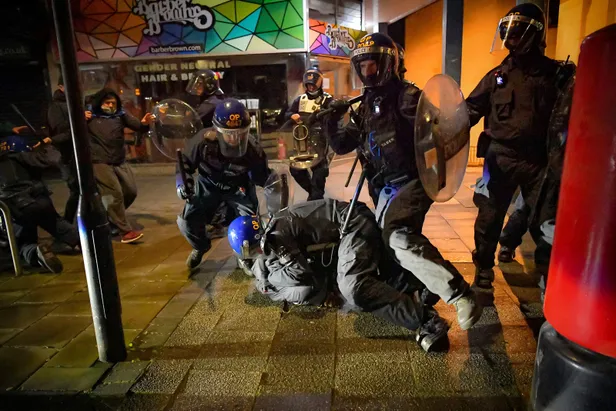 Son dakika: İngiltere'nin Bristol kenti karıştı! Karakol ateşe verildi: Güvenlik güçlerinden sert müdahale-2