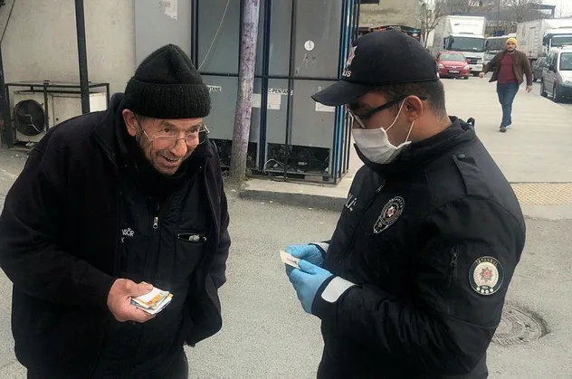 Son dakika: İstanbul’da yasağa uymayan yaşlılar ilginç görüntüler oluşturdu! 74 yaşındaki adamdan pes dedirten savunma