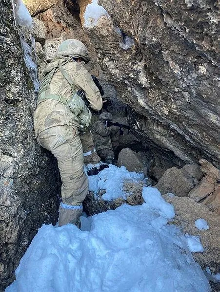 siirtte-pkkli-kalleslere-ait-silah-ve-muhimmat-ele-gecirildi-1609780404816.jpeg Siirt'te PKK'lı kalleşlere ait silah ve mühimmat ele geçirildi-2