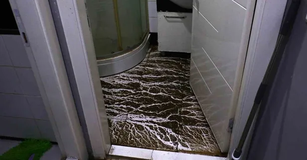 Evi pislik içinde kalan adamdan Mansur’a sert tepki: Konser yapma, yaşanacak yer yap!