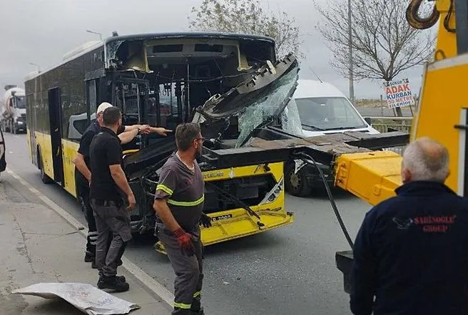 İki İETT kafa kafaya çarpıştı