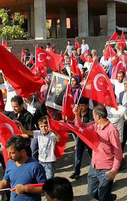 Diyarbakır'da teröre lanet yürüyüşü