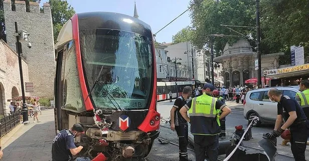 SON DAKİKA: Fatih'te raydan çıkan tramvay elektrik direğine çarptı!