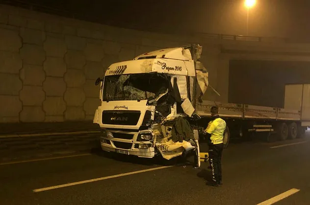 Ankara'da feci kaza! Kontrolden çıkan TIR refüje girdi