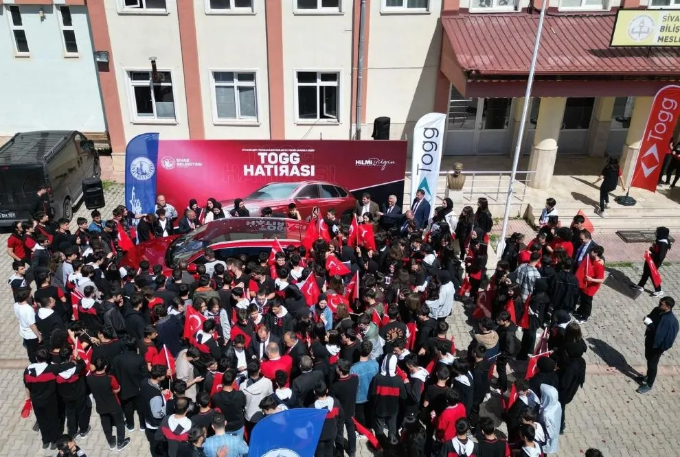 Togg’a yoğun ilgi! Gençler hayran kaldı