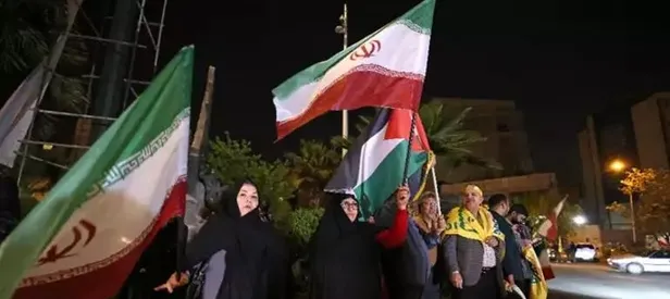 Bayraklarla sokağa indiler