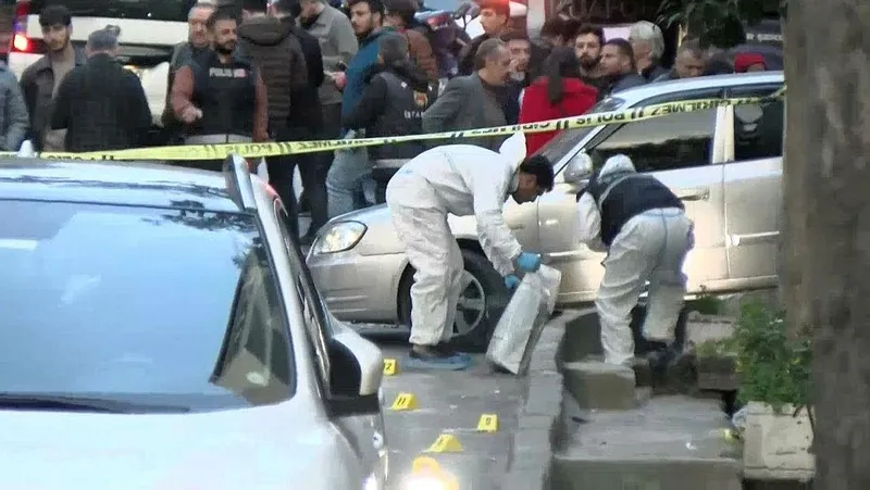 AK Parti'nin Küçükçekmece'deki seçim çalışmasına silahlı saldırı! Olayda kullanılan araç bulundu... 4 kişinin kimliği belli oldu-10