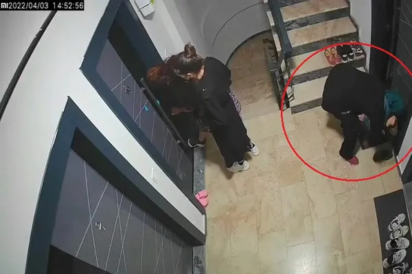 ayakkabilari-koklayarak-calan-hirsizlar-kokuyorsa-ve-sicak-ise-eve-yeni-geldigini-anliyoruz-1650614307024.jpg Ayakkabıları koklayarak çalan hırsızlar: Kokuyorsa ve sıcak ise eve yeni geldiğini anlıyoruz-3