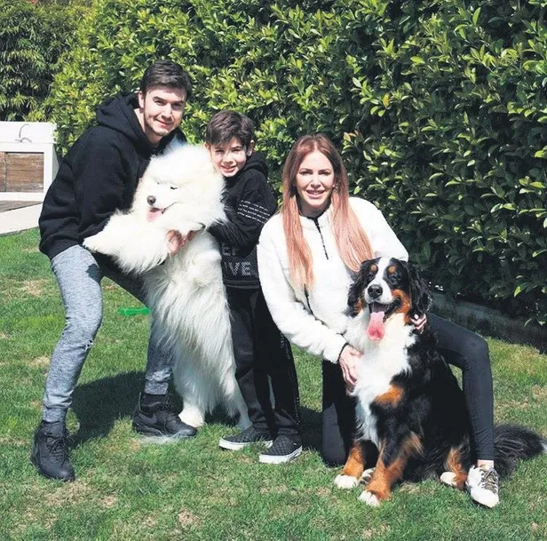 rihannaya-kurk-tepkisi-petadan-dunyaca-unlu-yildiza-turkiye-cagrisi-1677455829498.jpeg Rihanna'ya kürk tepkisi! PETA'dan dünyaca ünlü yıldıza Türkiye çağrısı-10