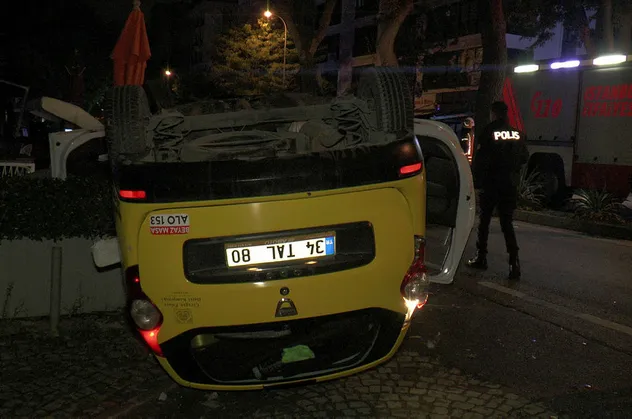 Kadıköy'de feci kaza! Ticari taksi takla attı!
