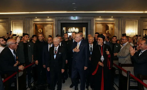 cumhuriyet-tarihinde-ilk-mor-efrem-suryani-kadim-ortodoks-kilisesi-baskan-erdoganin-katildigi-torenle-acildi-1696781599003.jpeg