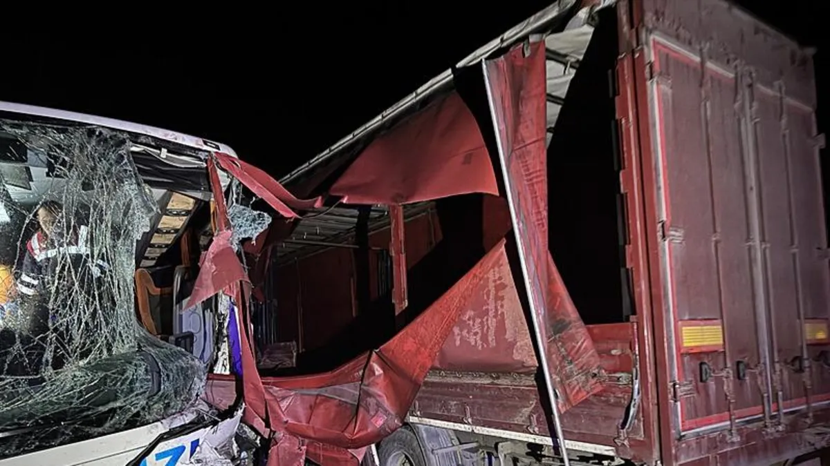 Afyonkarahisar'da feci kaza! TIR ve yolcu otobüsü çarpıştı: 18 yaralı