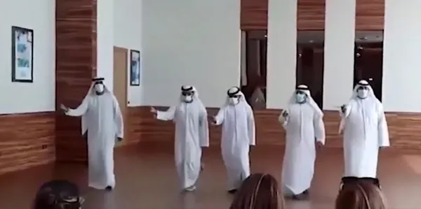 son-dakika-israilli-heyet-birlesik-arap-emirliklerinde-dansla-karsilandi-1622017806405.jpg SON DAKİKA: İsrailli heyet Birleşik Arap Emirlikleri'nde dansla karşılandı-3