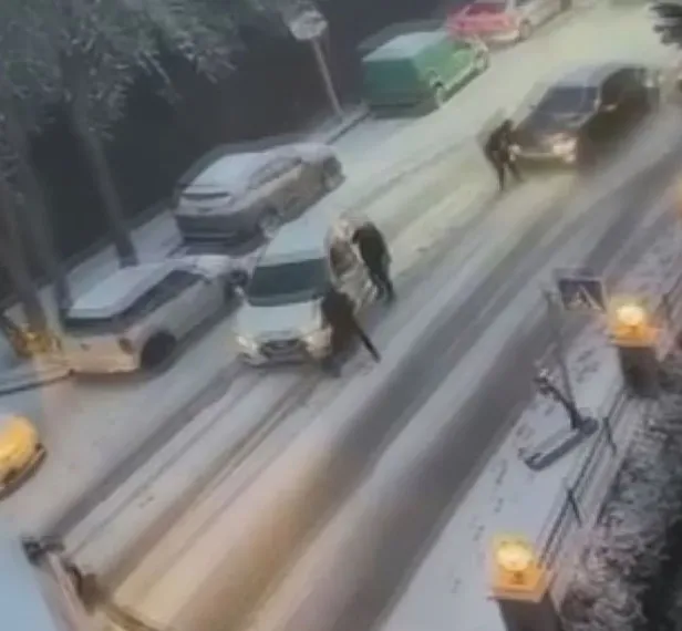 istanbula-kar-yagdi-yollar-buz-pistine-dondu-besiktasa-feci-kaza-kaya-kaya-yayaya-carpti-1647640947230.jpg İstanbul'a kar yağdı yollar buz pistine döndü! Beşiktaş'ta feci kaza: Kaya kaya yayaya çarptı-3