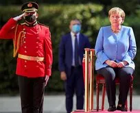Merkel resmi törene oturarak katıldı