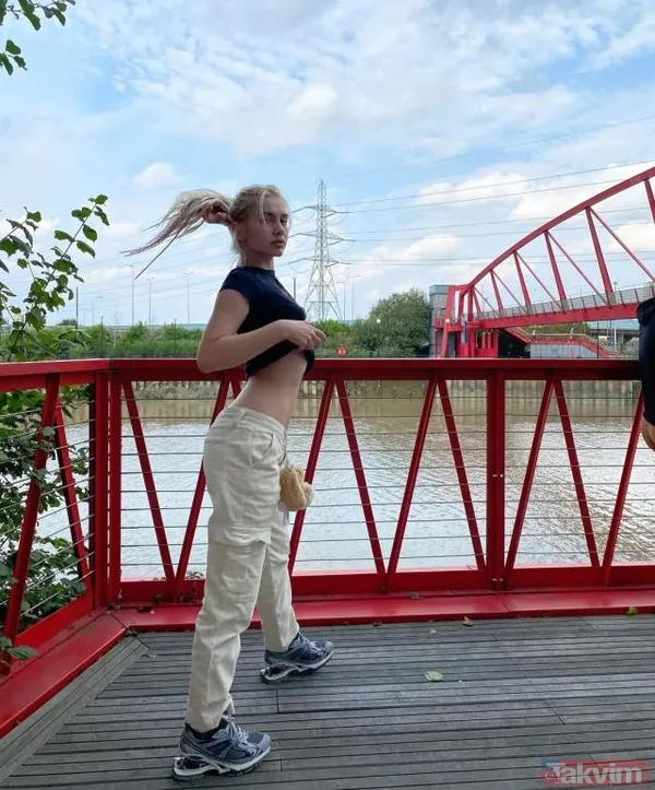 Aleyna Tilki'ye tişörtünü sıyırıp pozlarını paylaştı Londra'dan olay yaratmaya devam! 'Zor günler geçiriyorum' diyen Aleyna... - 7