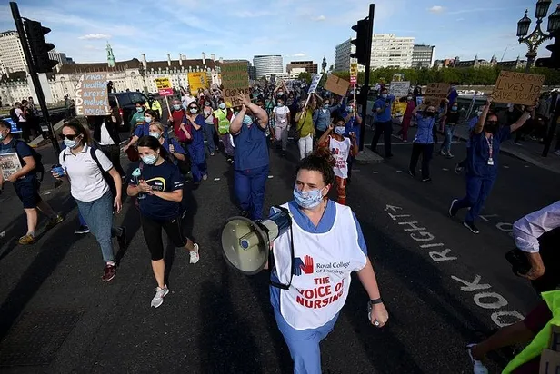 ingiliz-saglik-calisanlari-sokaklara-dokuldu-zam-talebiyle-hukumete-protesto-1596050225276.jpeg İngiliz sağlık çalışanları sokaklara döküldü! Zam talebiyle hükümete protesto...-3