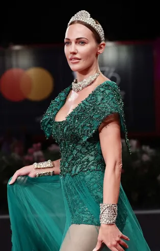 Meryem Uzerli'den coronavirüse yumruk