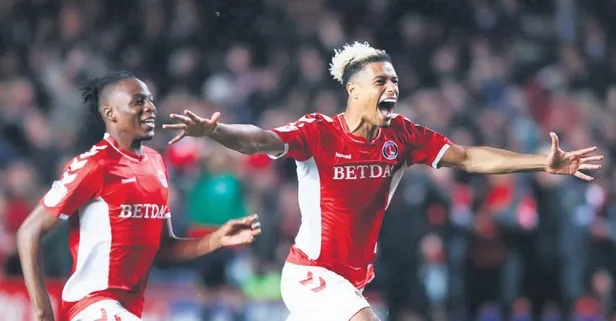 Lyle Taylor 4 katı maaşa Cimbom’a!