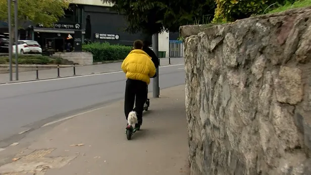 İstanbul'da scooter ihlalleri bitmek bilmiyor! Kimi köpeğiyle kimi arkadaşıyla bindi! İşte kural tanımayan scootercılar-7