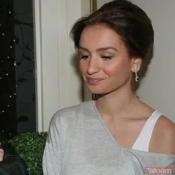 Artı Bir De Melek'im Var, O Da Babasının Doktoruyla İlaçlarıyla Uğraşır.