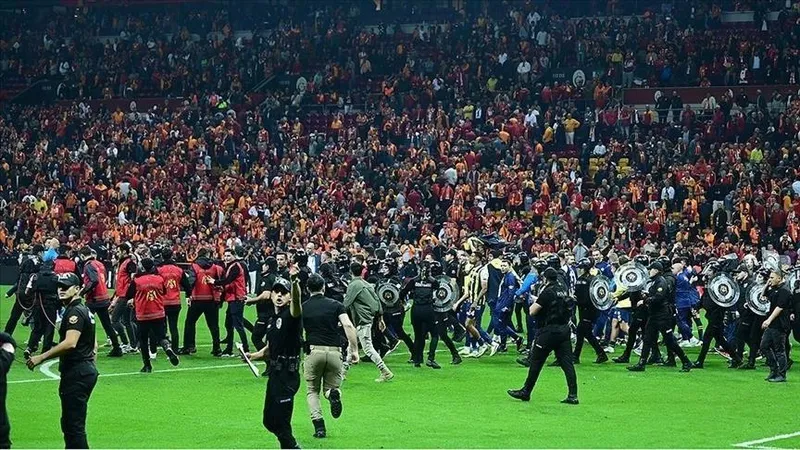 Fenerbahçe-Galatasaray maçı sonrası yaşanan olaylara ilişkin 5 şüpheli hakkında iddianame düzenlendi: 2 futbolcuya hapis talebi-5