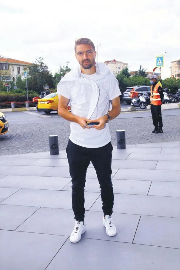 1631312159755.jpeg Hadise mavi elbisesi ile beğeni topladı! Gören dönüp bir daha baktı-17