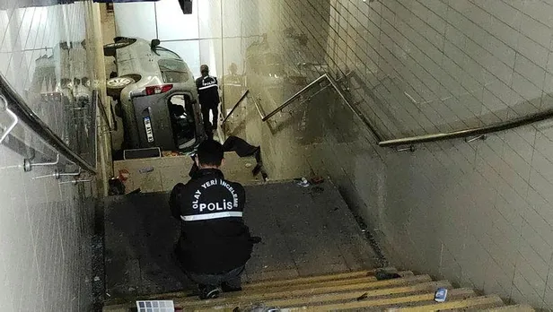 Bursa'da akılalmaz kaza! Aracın metro alt geçidi merdivenlerine düşmesi sonucu bir kişi öldü-3