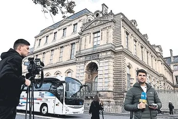 Paris’te Louvre Müzesi soygunu güvenlik skandalıyla gündeme geldi! Hırsızlar 8 değerli mücevheri çaldı