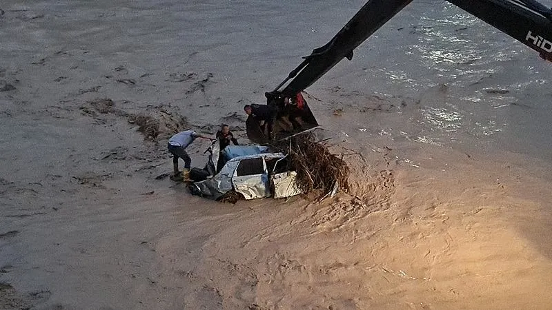 Osmaniye'de sağanak nedeniyle Bülbül Deresi taştı. (AA)