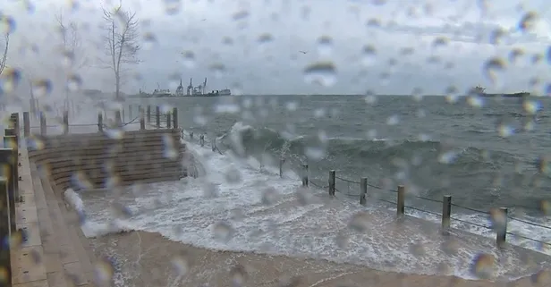 İstanbul'u fırtına ve sağanak vurdu! Vapur seferleri iptal edildi çatılar uçtu ağaçlar devrildi