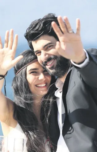 "Kara Para Aşk” dizisinde yaşadıkları aşkla izleyicilerin sevgisini kazanmışlardı! Tuba Büyüküstün, Engin Akyürek iddialarını yalanladı