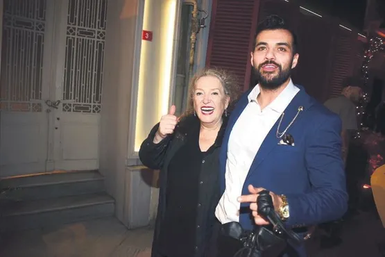 sarkici-suzan-kardes-de-genc-sevgili-modasina-uydu-1576793987080.jpeg Şarkıcı Suzan Kardeş de genç sevgili modasına uydu!-1