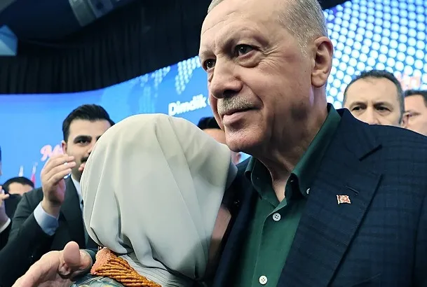 Tarihi konuşma sonrası duygusal anlar!