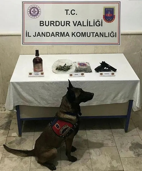 Burdur'da ihbar alan polisler yürüyen suç makinesini enseledi-1